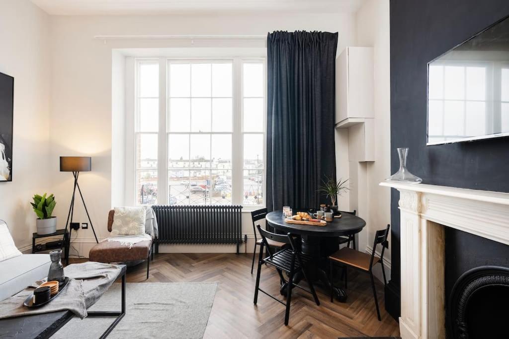 High End Free Parking Wifi Balcony Ensuite Cheltenham Extérieur photo