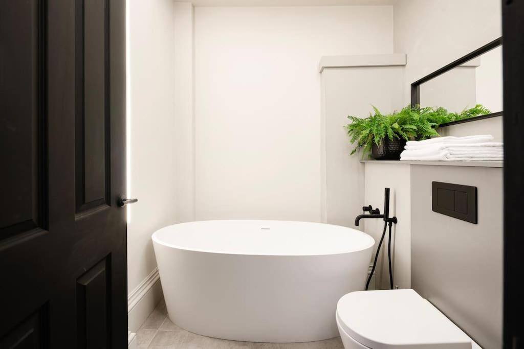 High End Free Parking Wifi Balcony Ensuite Cheltenham Extérieur photo