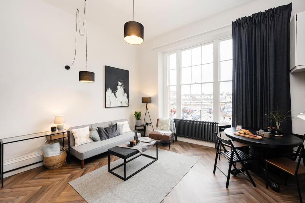 High End Free Parking Wifi Balcony Ensuite Cheltenham Extérieur photo
