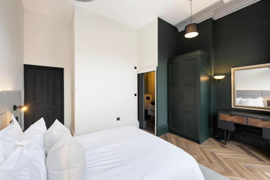 High End Free Parking Wifi Balcony Ensuite Cheltenham Extérieur photo
